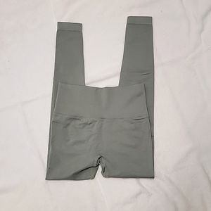 NWOT  Scrunchback Fitness Leggings